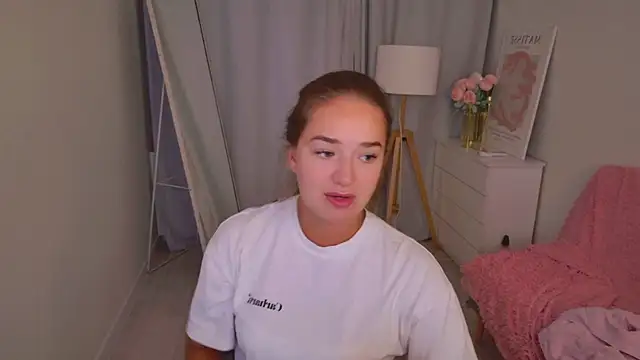 Snapshot of LovelyJessie chatting on April 9, 2:55 pm LovelyJessie online show from April 9, 2:55 pm