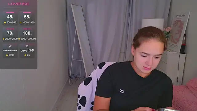 Snapshot of LovelyJessie chatting on April 14, 2:12 pm LovelyJessie online show from April 14, 2:12 pm