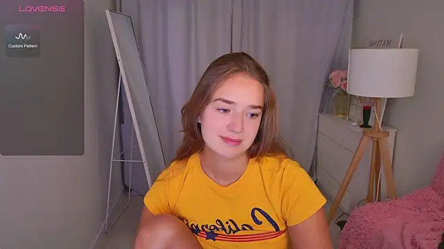 Snapshot of LovelyJessie chatting on April 25, 1:52 pm LovelyJessie online show from April 25, 1:52 pm