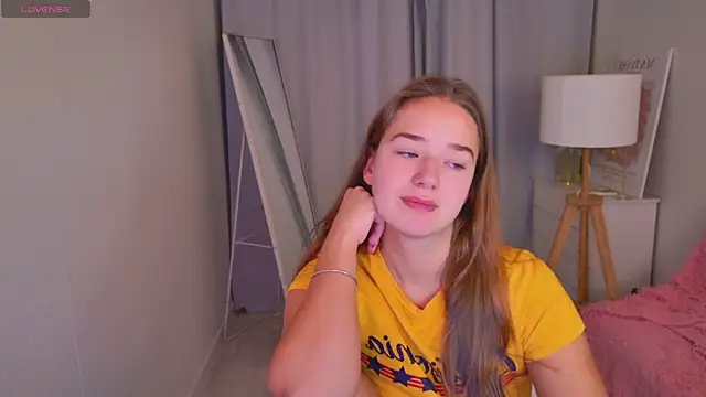 Snapshot of LovelyJessie chatting on May 6, 1:49 pm LovelyJessie online show from May 6, 1:49 pm
