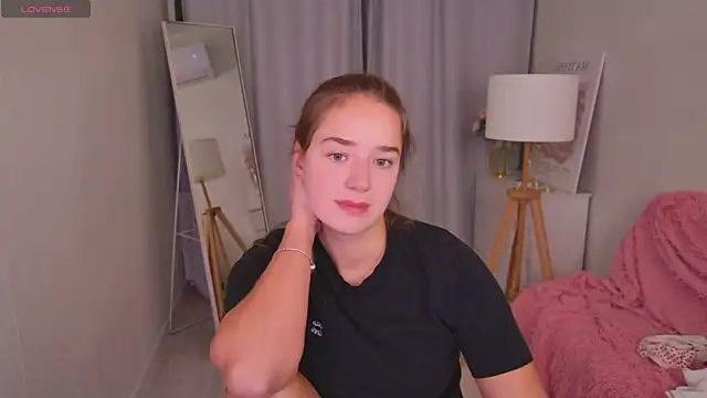 Snapshot of LovelyJessie chatting on May 7, 1:38 pm LovelyJessie online show from May 7, 1:38 pm