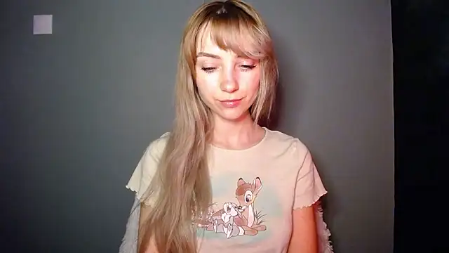 Snapshot of LuciaYoung chatting on January 17, 8:23 pm LuciaYoung online show from January 17, 8:23 pm