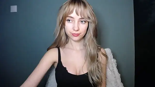 Snapshot of LuciaYoung chatting on February 3, 3:06 pm LuciaYoung online show from February 3, 3:06 pm