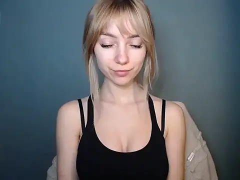 Snapshot of LuciaYoung chatting on February 9, 7:45 am LuciaYoung online show from February 9, 7:45 am