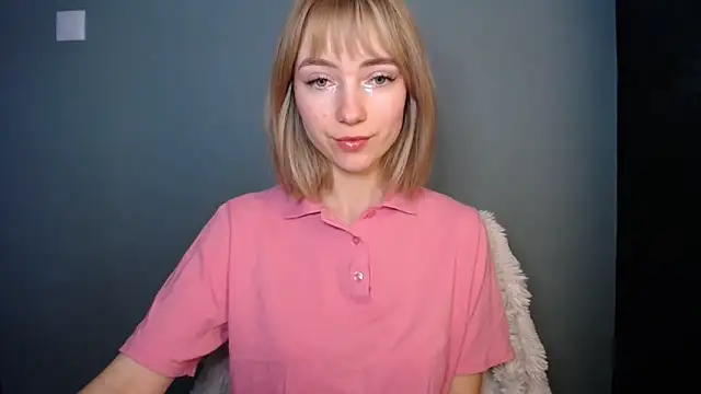 Snapshot of LuciaYoung chatting on February 13, 1:18 pm LuciaYoung online show from February 13, 1:18 pm