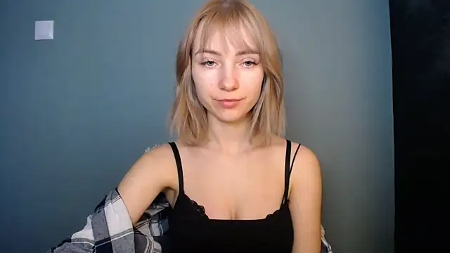 Snapshot of LuciaYoung chatting on February 15, 1:20 pm LuciaYoung online show from February 15, 1:20 pm