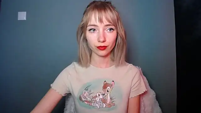 Snapshot of LuciaYoung chatting on February 22, 7:29 am LuciaYoung online show from February 22, 7:29 am