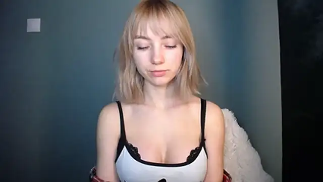 Snapshot of LuciaYoung chatting on February 23, 8:01 am LuciaYoung online show from February 23, 8:01 am