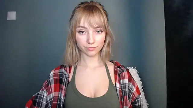 Snapshot of LuciaYoung chatting on February 23, 8:06 pm LuciaYoung online show from February 23, 8:06 pm