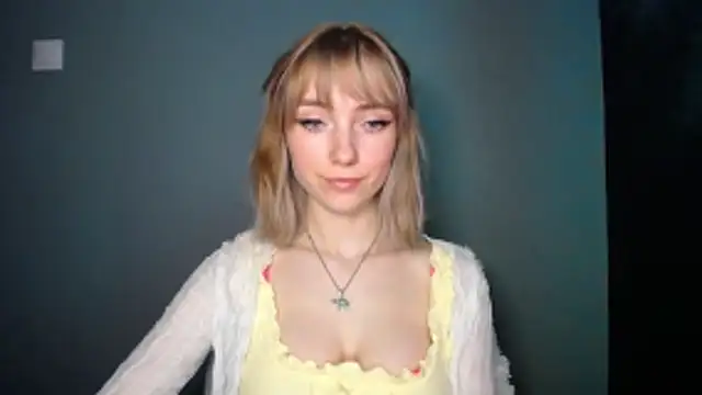 Snapshot of LuciaYoung chatting on February 24, 7:34 pm LuciaYoung online show from February 24, 7:34 pm