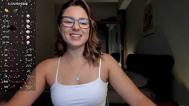 Snapshot of ThreeshaWhite chatting on October 5, 5:17 am ThreeshaWhite online show from October 5, 5:17 am