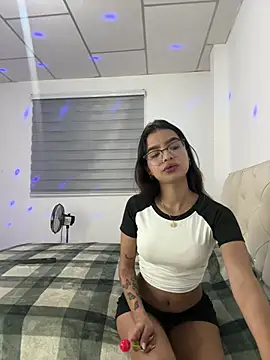 Snapshot of Melanyeee chatting on February 24, 3:15 am Melanyeee online show from February 24, 3:15 am