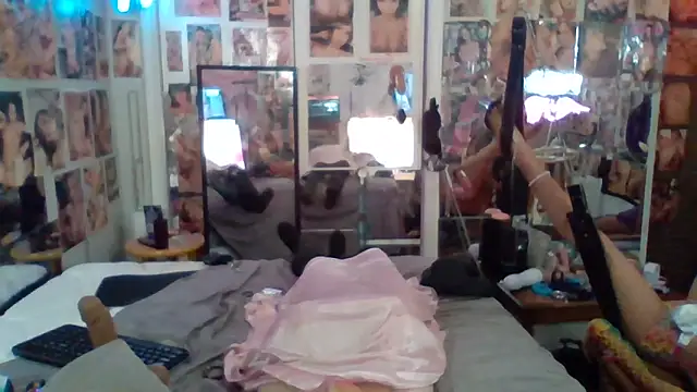 Snapshot of luvs2cumm69 chatting on May 7, 2:06 am luvs2cumm69 online show from May 7, 2:06 am