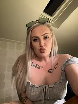 QueenOfFknBj online show from March 21, 7:13 pm