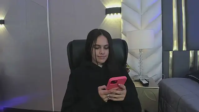 ChloeHarper  online show from April 17, 11:46 am