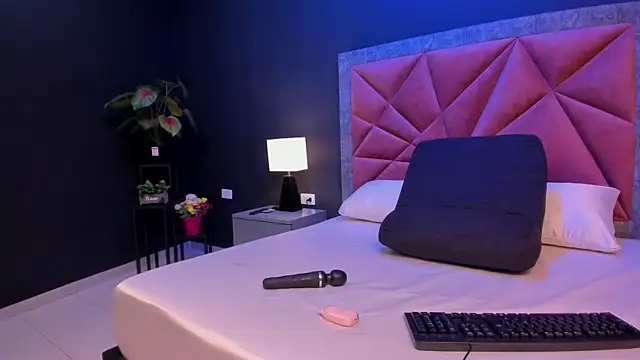 mia milff online show from March 27, 7:13 pm