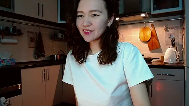 Kelly Yon online show from March 12, 9:03 pm