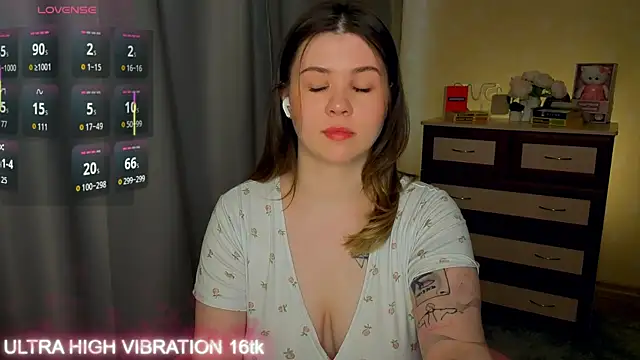 Snapshot of cutie_mili chatting on May 4, 8:32 am cutie mili online show from May 4, 8:32 am