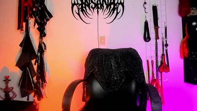 Snapshot of irregular_fetish_ chatting on July 28, 11:15 pm irregular fetish online show from July 28, 11:15 pm
