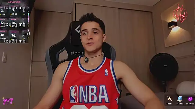 Snapshot of thomklein chatting on June 17, 8:43 pm thomklein online show from June 17, 8:43 pm