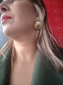 Snapshot of scarlett_moore chatting on April 24, 5:37 pm scarlett moore online show from April 24, 5:37 pm