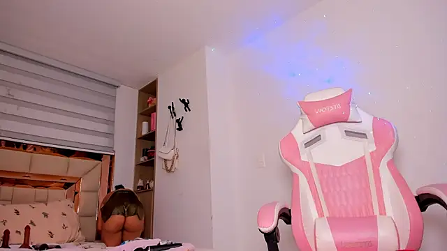 andreafernandz online show from March 3, 1:12 am