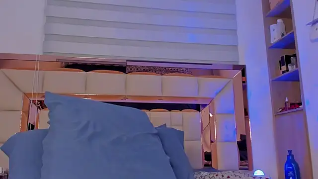 Snapshot of violetta-brown1 chatting on March 1, 5:20 am violetta-brown1 online show from March 1, 5:20 am