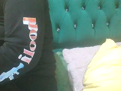 Snapshot of Sexy_Riri chatting on October 24, 3:52 pm Sexy Riri online show from October 24, 3:52 pm