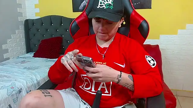 isabeautyx19 online show from February 12, 1:00 am