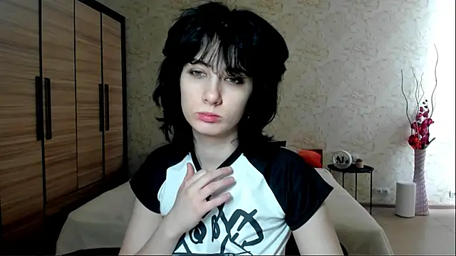 JulisSweet online show from February 3, 7:40 am