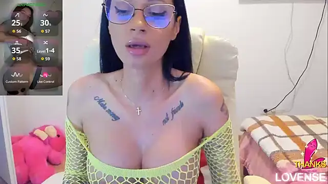 Snapshot of kissnicol32 chatting on June 15, 3:03 pm kissnicol32 online show from June 15, 3:03 pm