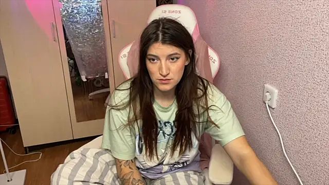 Snapshot of Katrin__kiss chatting on April 25, 4:04 pm Katrin kiss online show from April 25, 4:04 pm