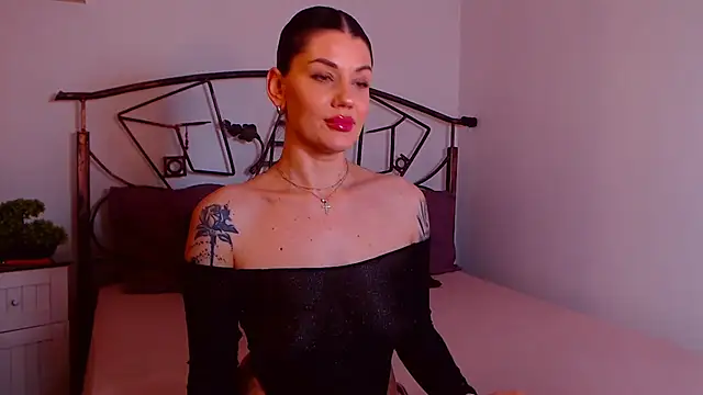 YvonneEverlee online show from January 8, 8:33 pm