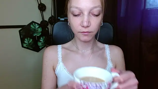 Snapshot of EmillyPlay chatting on April 21, 5:36 am EmillyPlay online show from April 21, 5:36 am