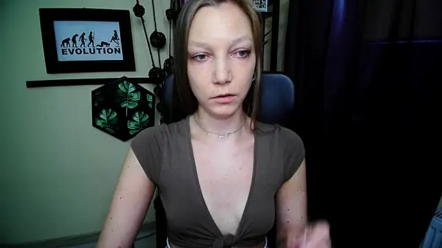 Snapshot of EmillyPlay chatting on June 19, 5:34 am EmillyPlay online show from June 19, 5:34 am
