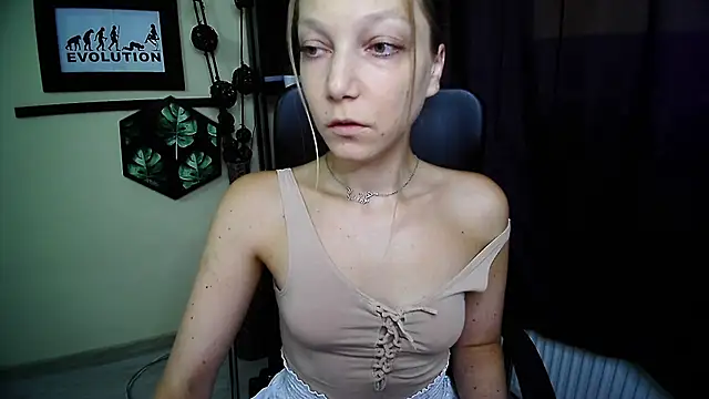 Snapshot of EmillyPlay chatting on July 9, 5:22 am EmillyPlay online show from July 9, 5:22 am