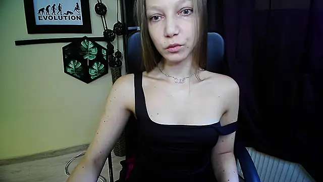 Snapshot of EmillyPlay chatting on July 10, 5:34 am EmillyPlay online show from July 10, 5:34 am