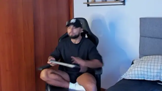 Snapshot of ethaanjones chatting on October 13, 9:04 pm ethaanjones online show from October 13, 9:04 pm