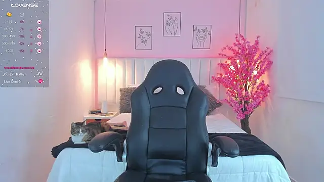 Snapshot of ivy_collins chatting on March 22, 6:33 am ivy collins online show from March 22, 6:33 am