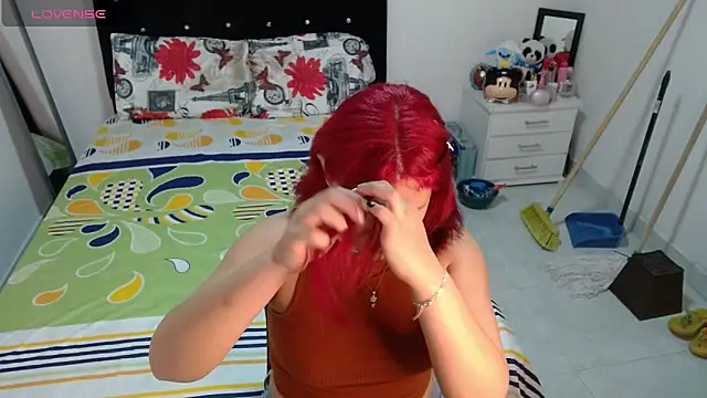 Snapshot of soniafuckboobs chatting on April 23, 12:29 pm soniafuckboobs online show from April 23, 12:29 pm