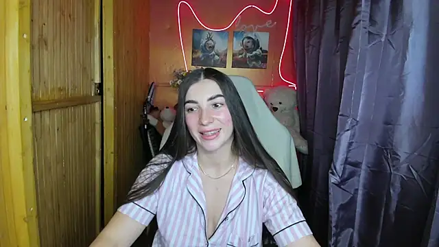 Snapshot of Fiery_Brunette_ chatting on January 4, 12:05 pm Fiery Brunette online show from January 4, 12:05 pm