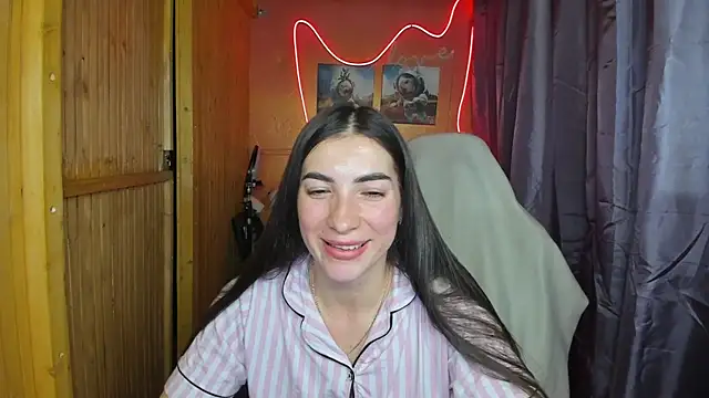 Snapshot of Fiery_Brunette_ chatting on February 19, 9:17 am Fiery Brunette online show from February 19, 9:17 am