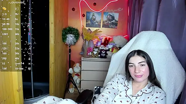 Snapshot of Fiery_Brunette_ chatting on December 21, 6:37 pm Fiery Brunette online show from December 21, 6:37 pm