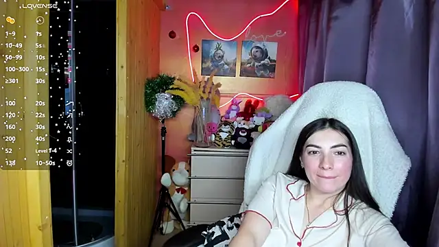 Snapshot of Fiery_Brunette_ chatting on January 6, 8:51 am Fiery Brunette online show from January 6, 8:51 am