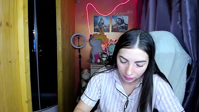 Snapshot of Fiery_Brunette_ chatting on February 18, 4:30 am Fiery Brunette online show from February 18, 4:30 am