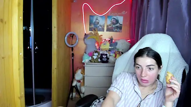 Fiery Brunette  online show from March 22, 5:00 am