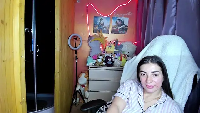 Fiery Brunette  online show from March 23, 5:50 pm