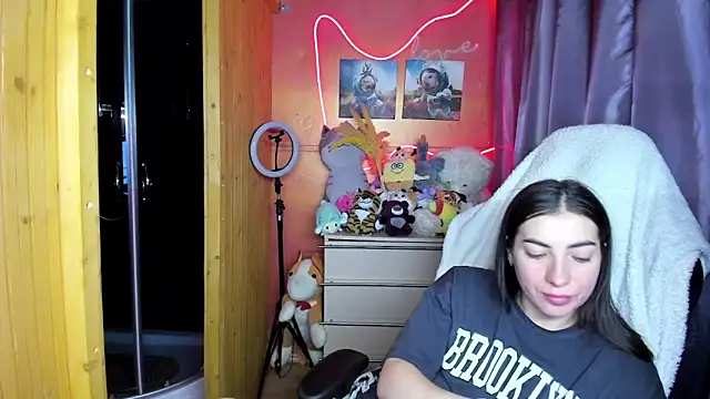 Fiery Brunette  online show from March 27, 4:40 am