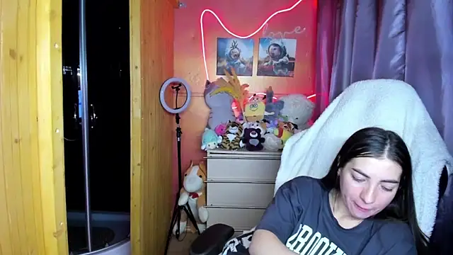 Fiery Brunette  online show from March 28, 8:14 am