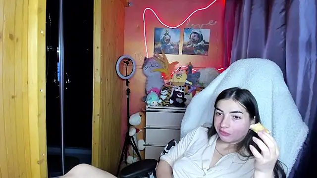 Fiery Brunette  online show from April 25, 4:59 am